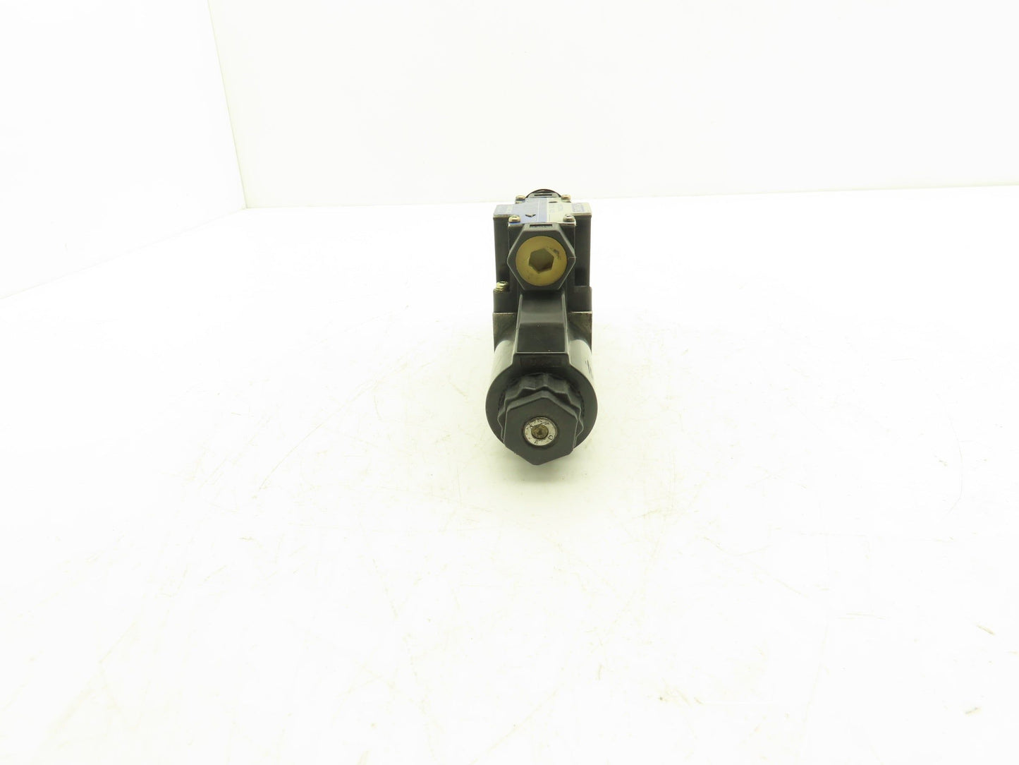 Tokimec DG4V32CMP7H752 Hydraulic Directional Control Solenoid Valve 4/3 24V