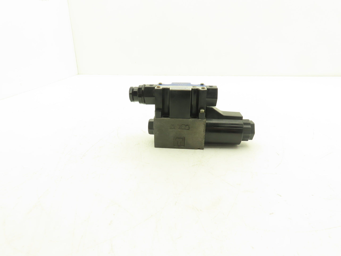 Tokimec DG4V-3-2A-M-P7-H-7-52 Directional Control Single Solenoid Valve 4/2 24V