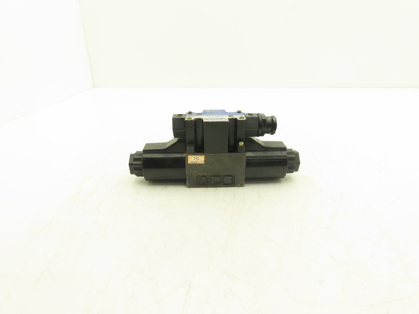 Tokimec DG4V-3-7C-M-P7-H-7-52 Directional Control Solenoid Valve 4/3 24V