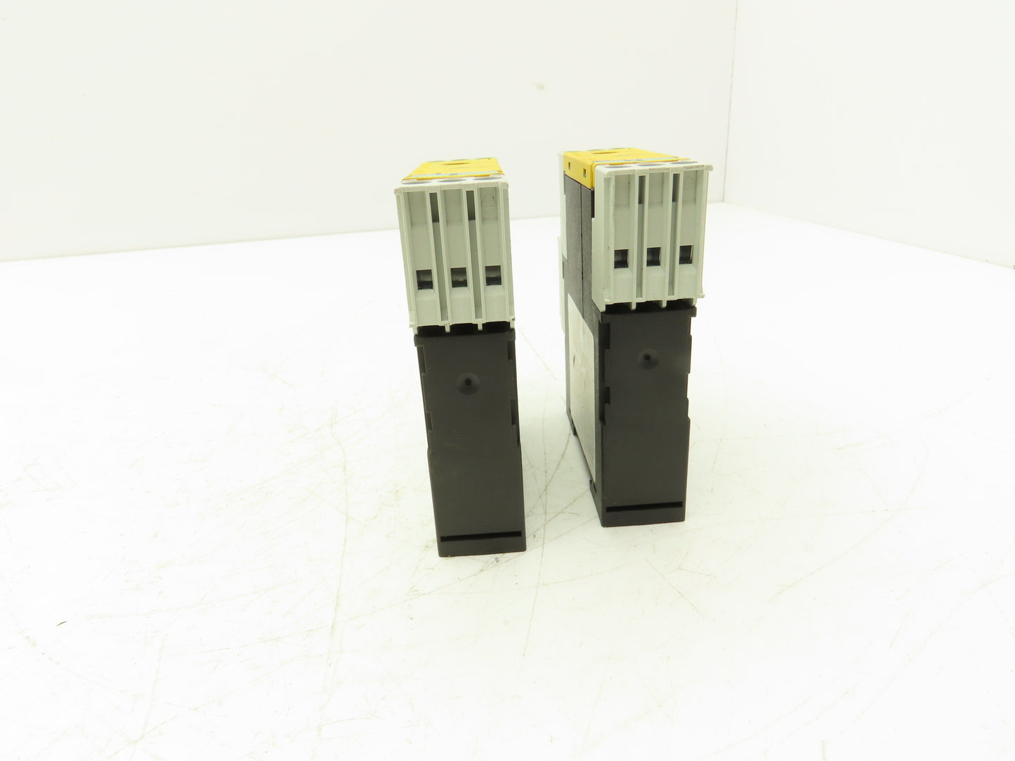 Siemens 3RK1205-0BE00-0AA2 Digital Safety Relay Input Outpu Module Lot of 2