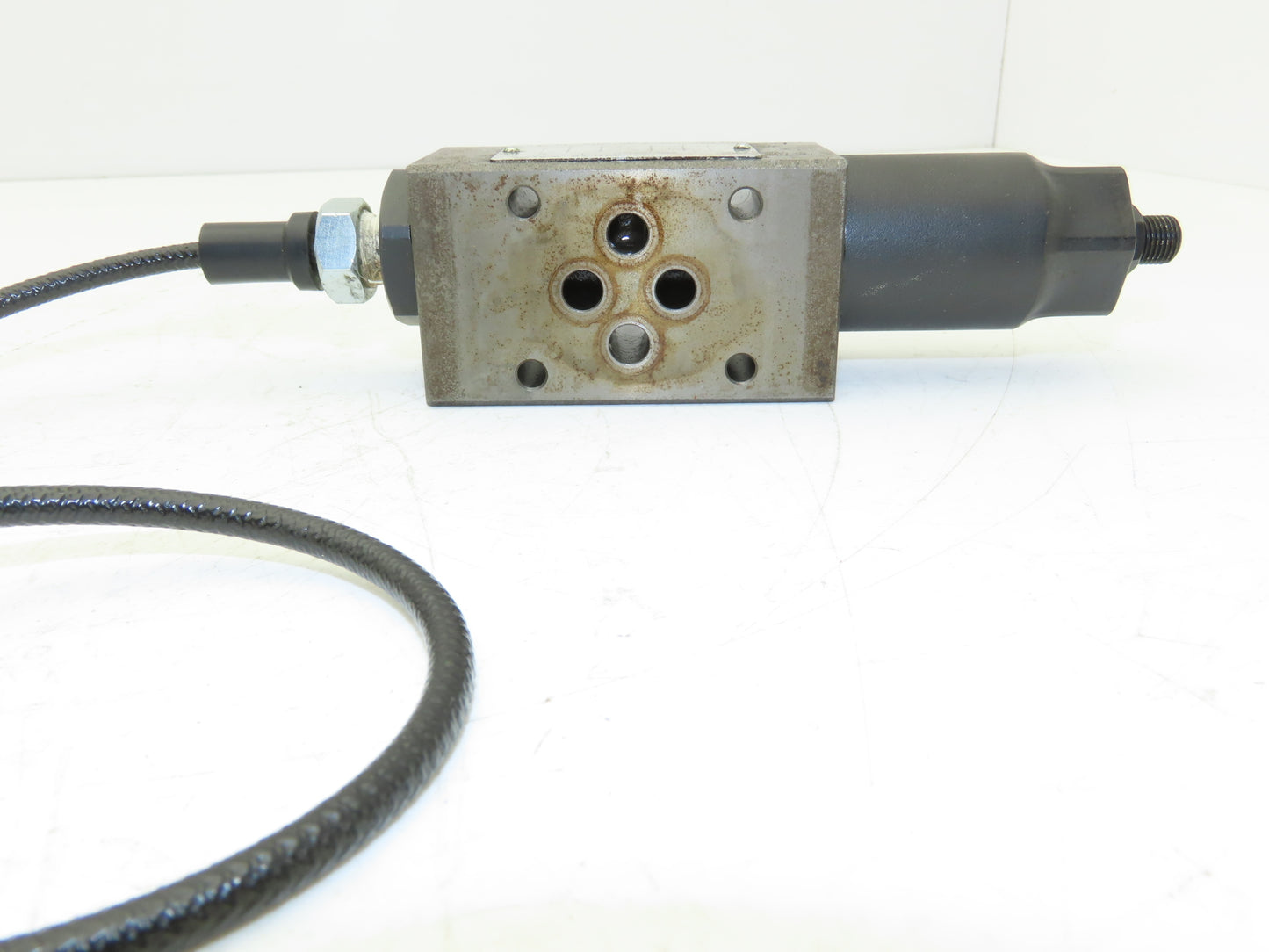 Nachi OG-G01-BC-21 Hydraulic Modular Valve 200VAC with 26" Remote Gauge Hose