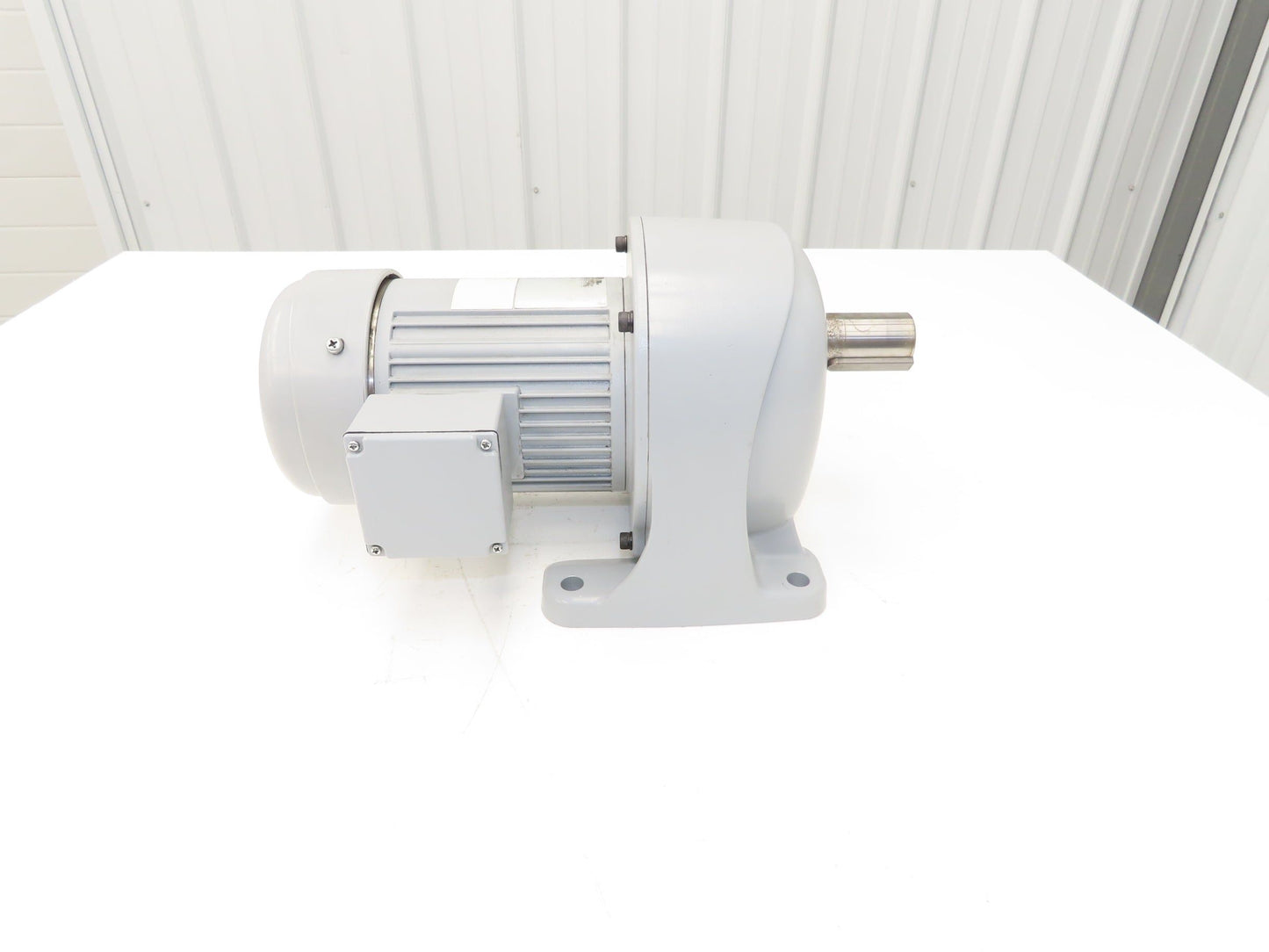 Nissei G3L32N200-UTB04 GTR Inline Gearmotor 200:1 Ratio 8.5rpm 1/2Hp 230/460V