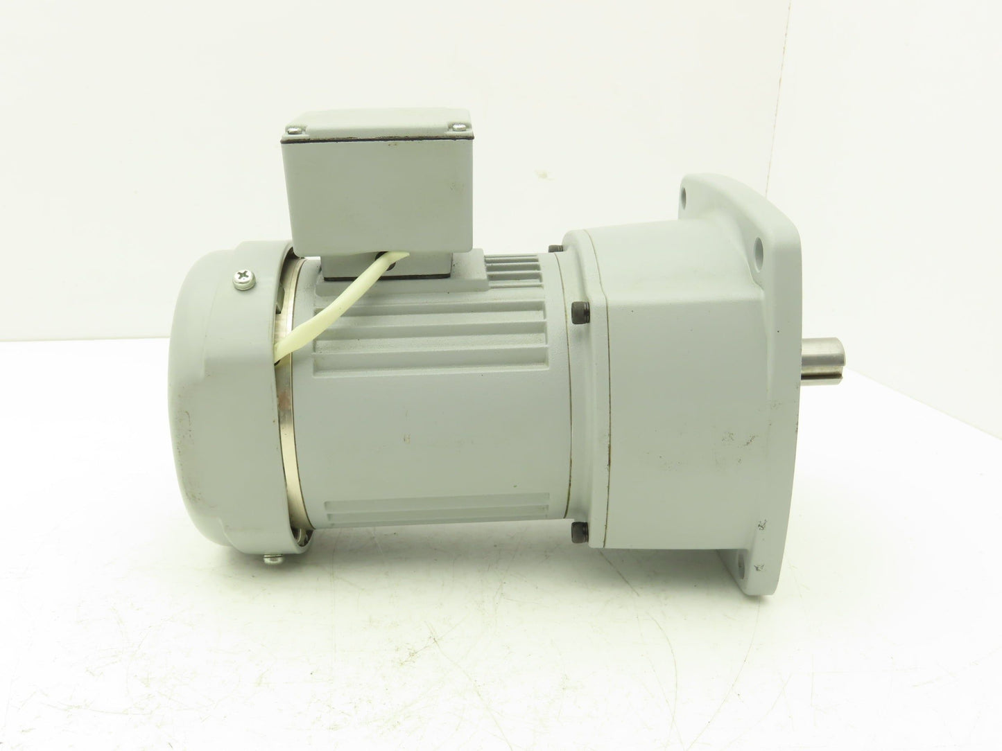 Nissei G3F22N200-UTB010NA GTR Inline Gearmotor 200:1 100W 8.5rpm 220VAC 3PH