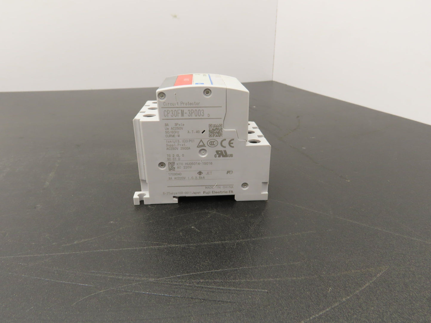 Fuji Electric CP30FM-3P003 Circuit Breakers 250VAC 3A 3-Pole