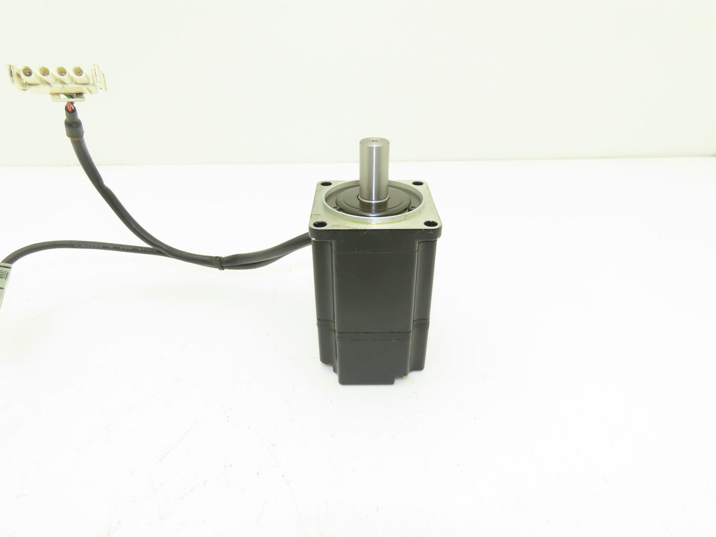 Yaskawa SGMAH-02AAAYU21 AC Servo Motor 200W 200V 3000RPM