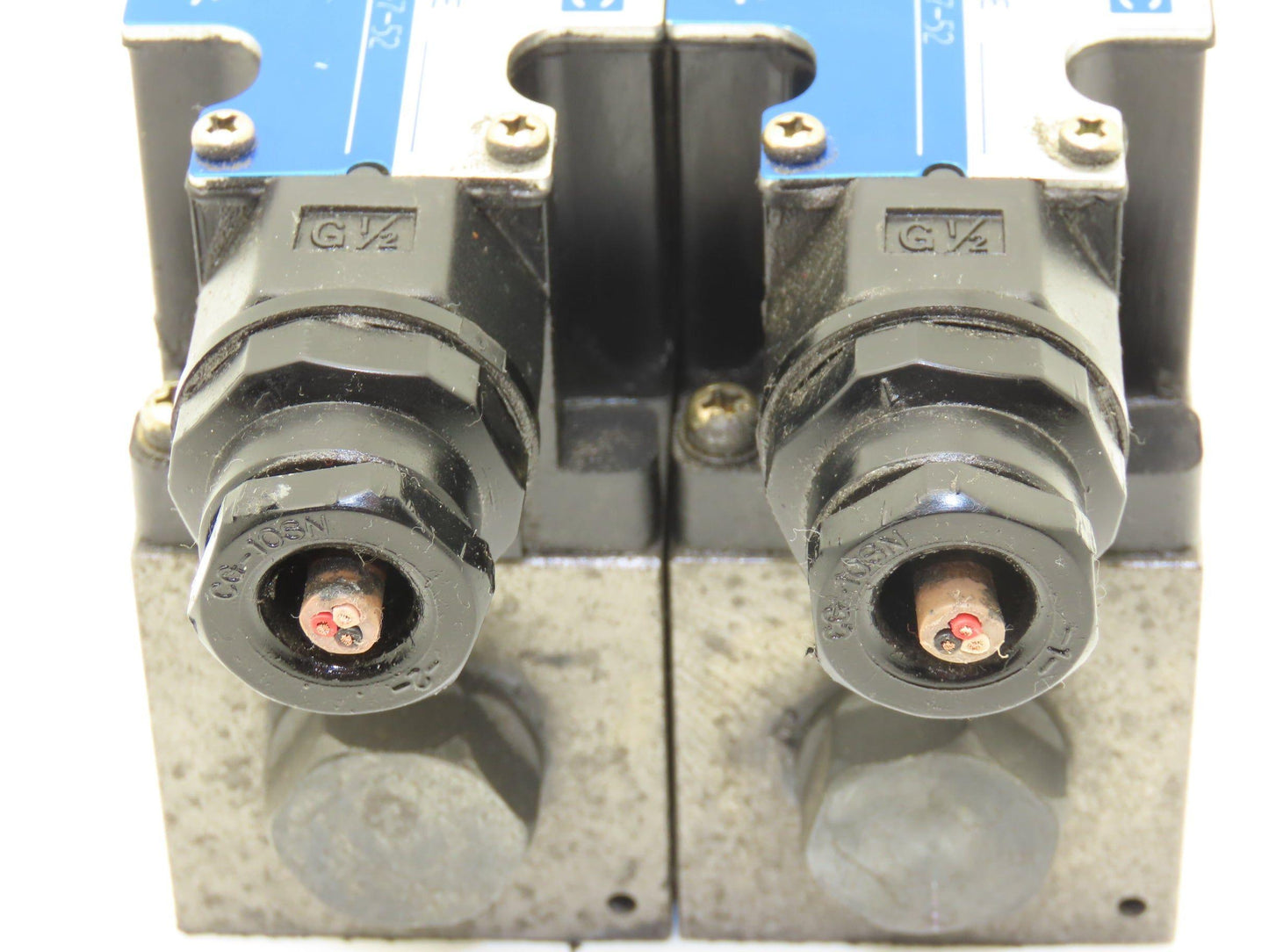 Tokimec DG4V324AMP7H752 Directional Control Single Solenoid Valve 24V Lot of 2