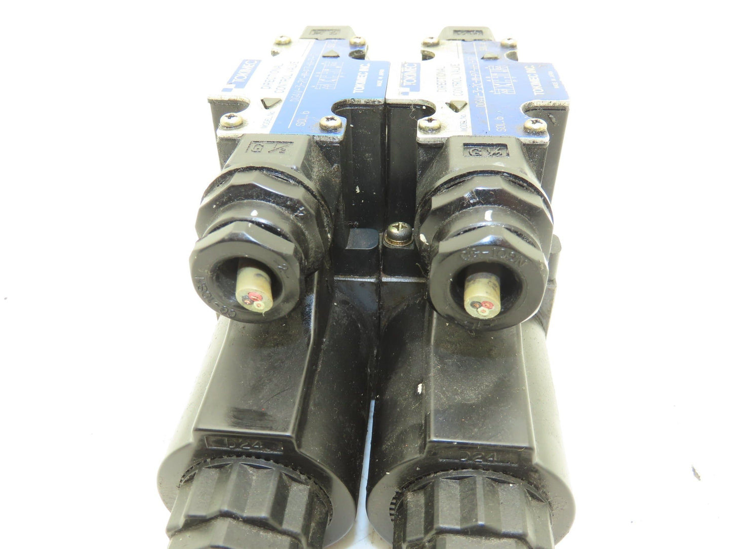 Tokimec DG4V-3-2C-M-P7-H-7-52 Directional Control Solenoid Valve 24V Lot of 2