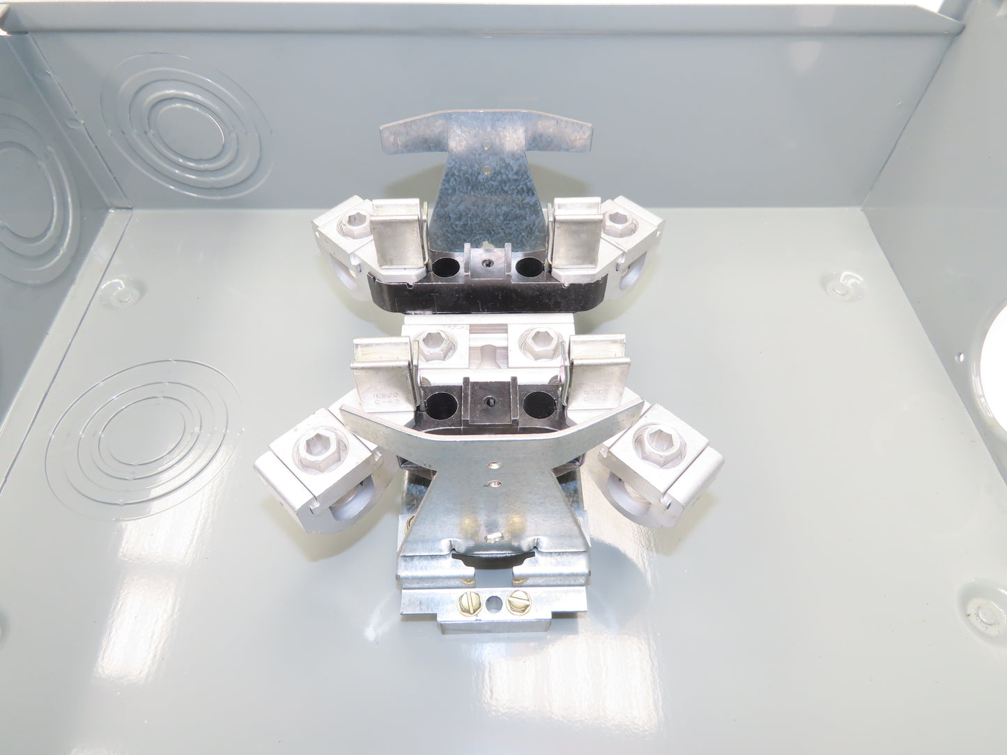 Thomas Betts URS1394-H0-WR Anchor Ringless 200A Meter Socket 1Ph 4 Terminal 3R