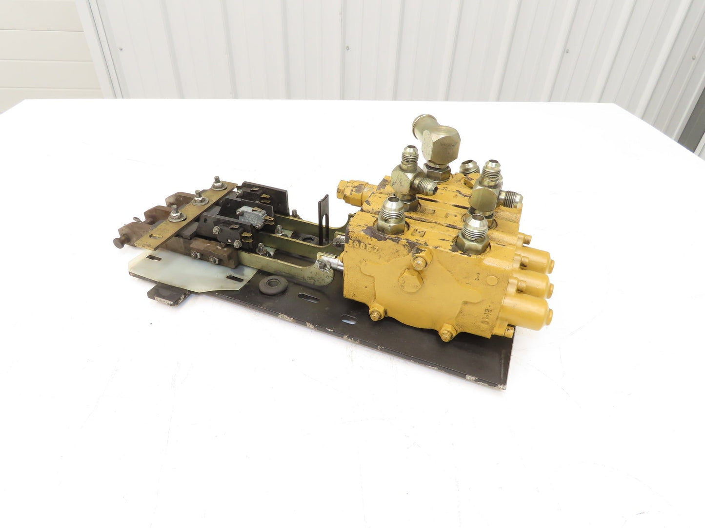 Husco Hyster 3-Spool Hydraulic Mast Control Valve Manifold from E30XM Forklift