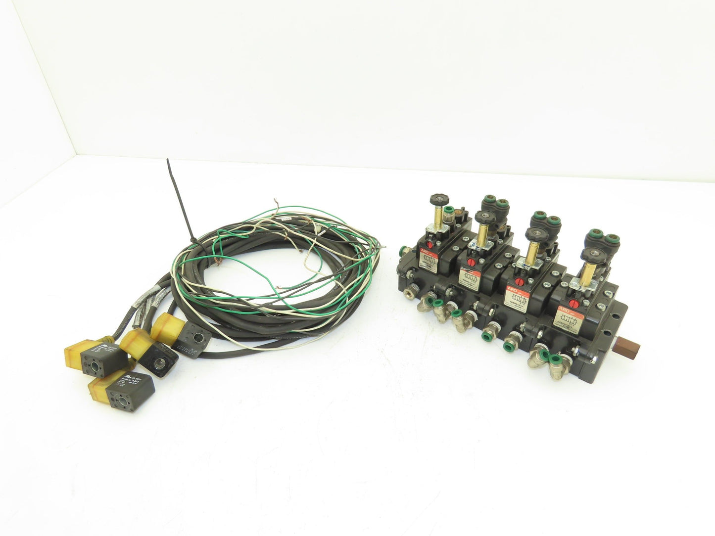 A239SS-120-A ARO 4 Station Pneumatic  Solenoid Valve Manifold 1/4" NPT 120V
