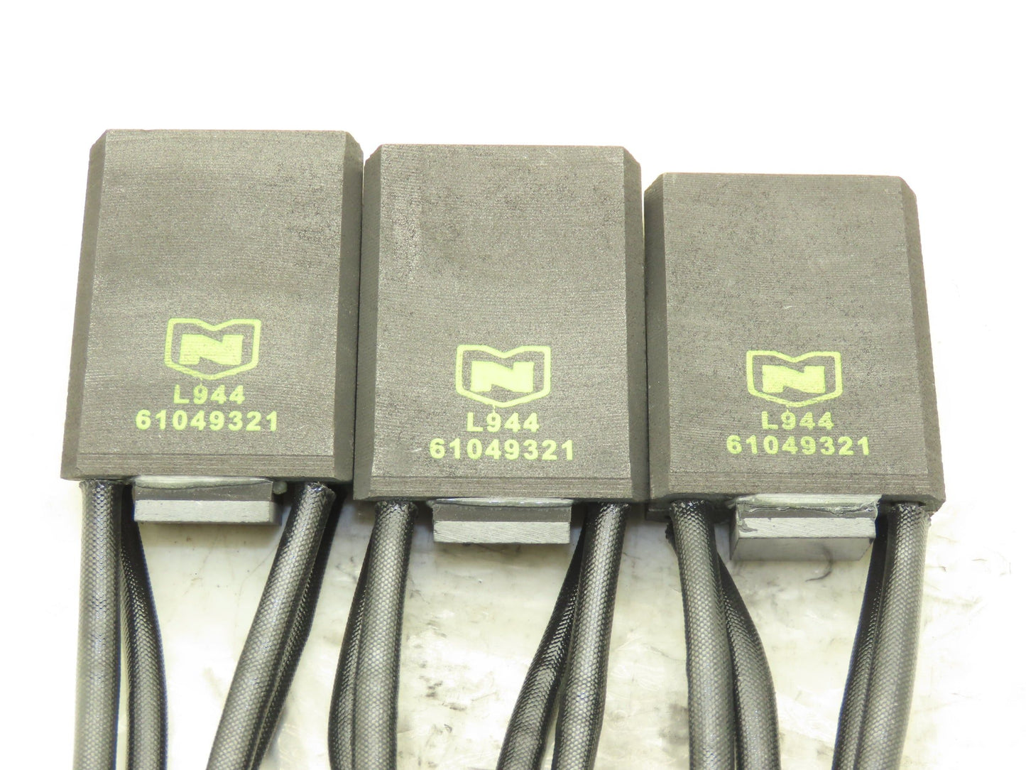 L944 Carbon Motor Brush 22mmx41mmx57mm Lot of 44