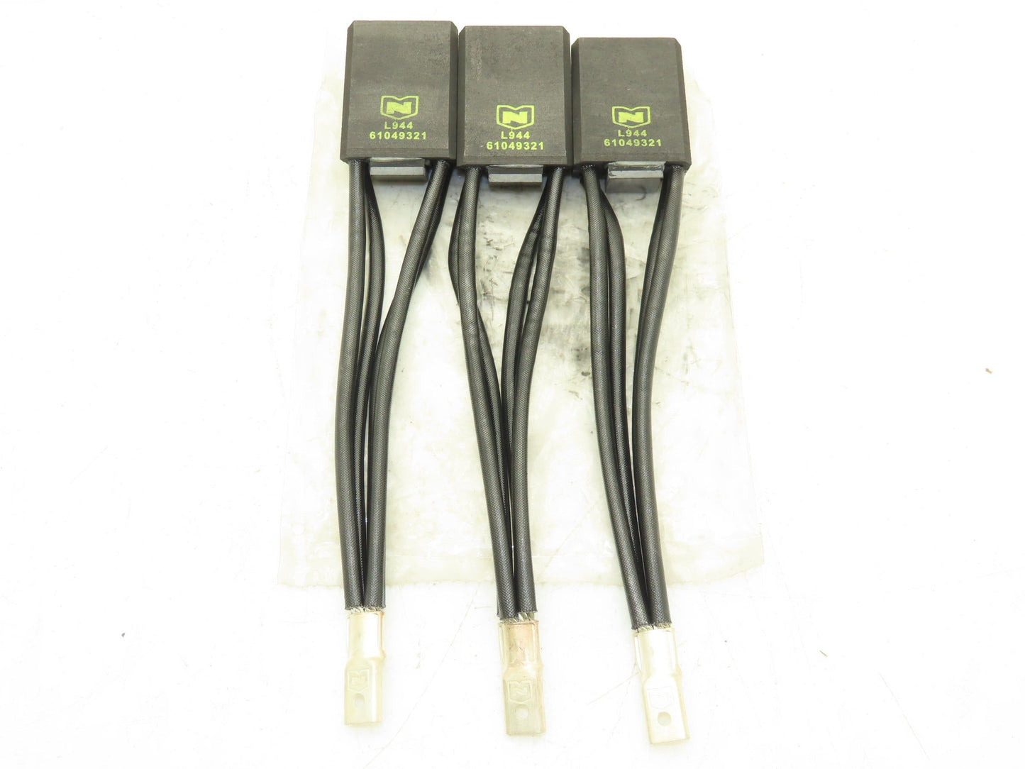 L944 Carbon Motor Brush 22mmx41mmx57mm Lot of 44