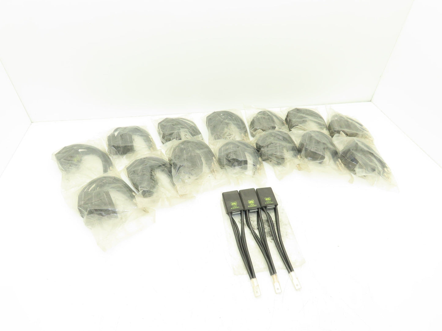 L944 Carbon Motor Brush 22mmx41mmx57mm Lot of 44