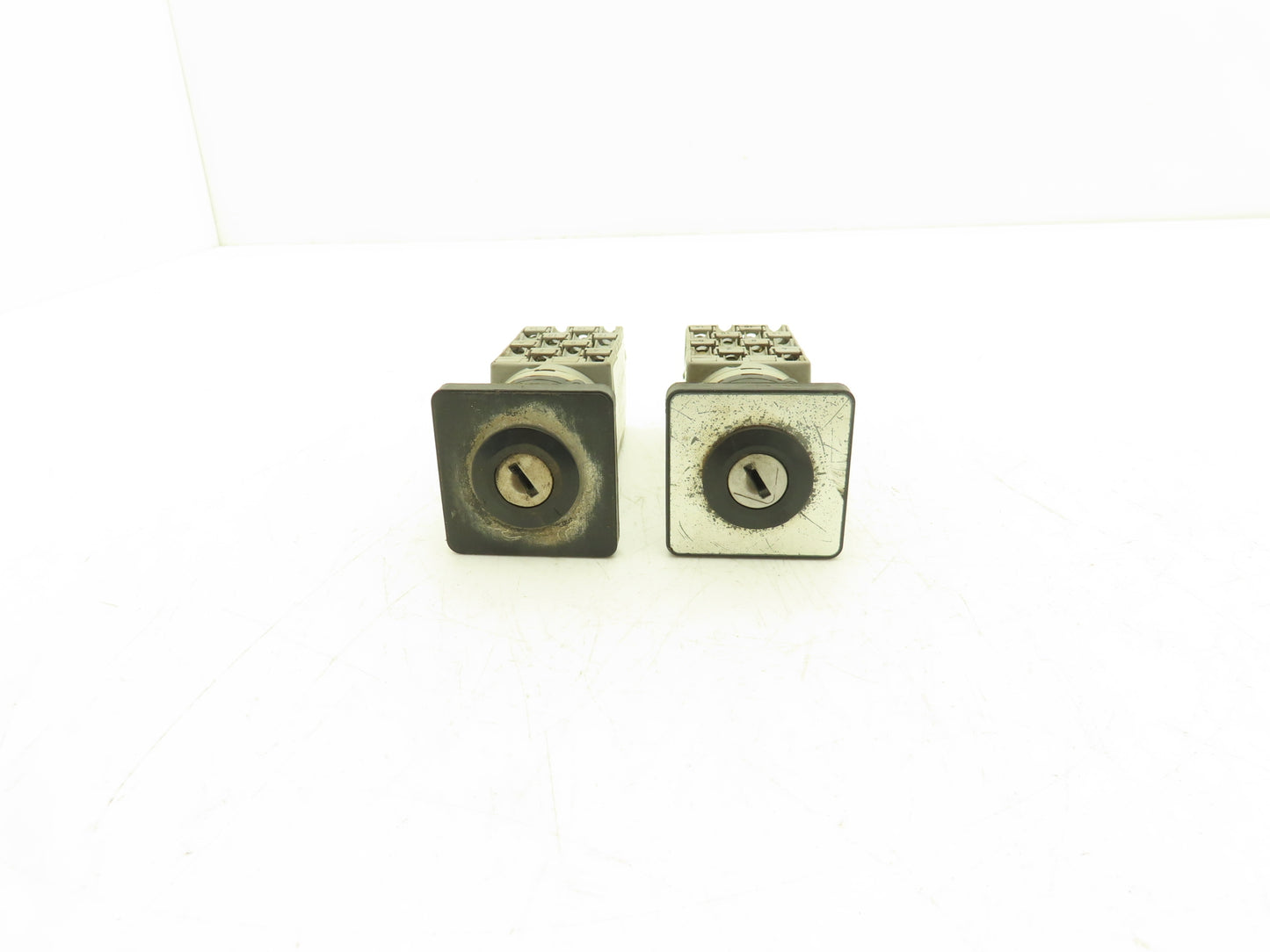 ABB WAW937/8ZM 3HAC 2355-1/03 Control Switch 2-Position 25A 690V NO KEY Lot of 2