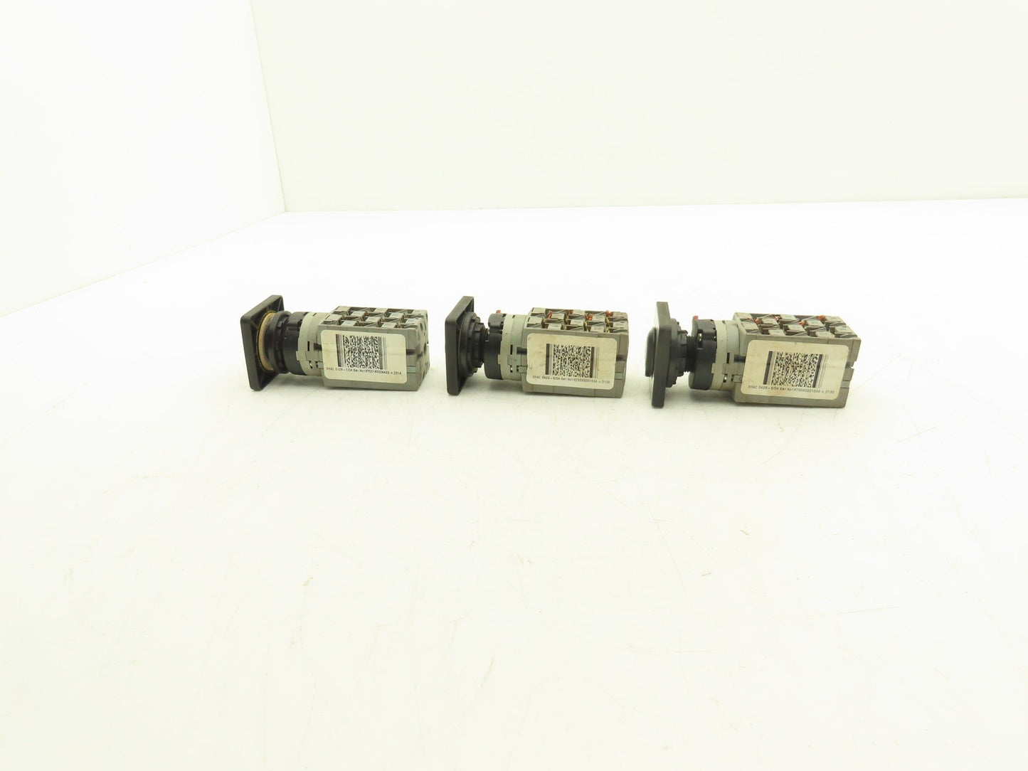 ABB WAW937/8ZM 3HAC 6428-5/04 Control Switch 2-Position 25A 690V NO KEY Lot of 3