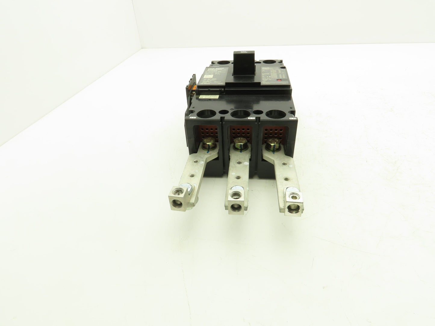 Fuji BU3KDG Circuit Breaker 300A Auto 480V 3 Pole With Through Door Operator