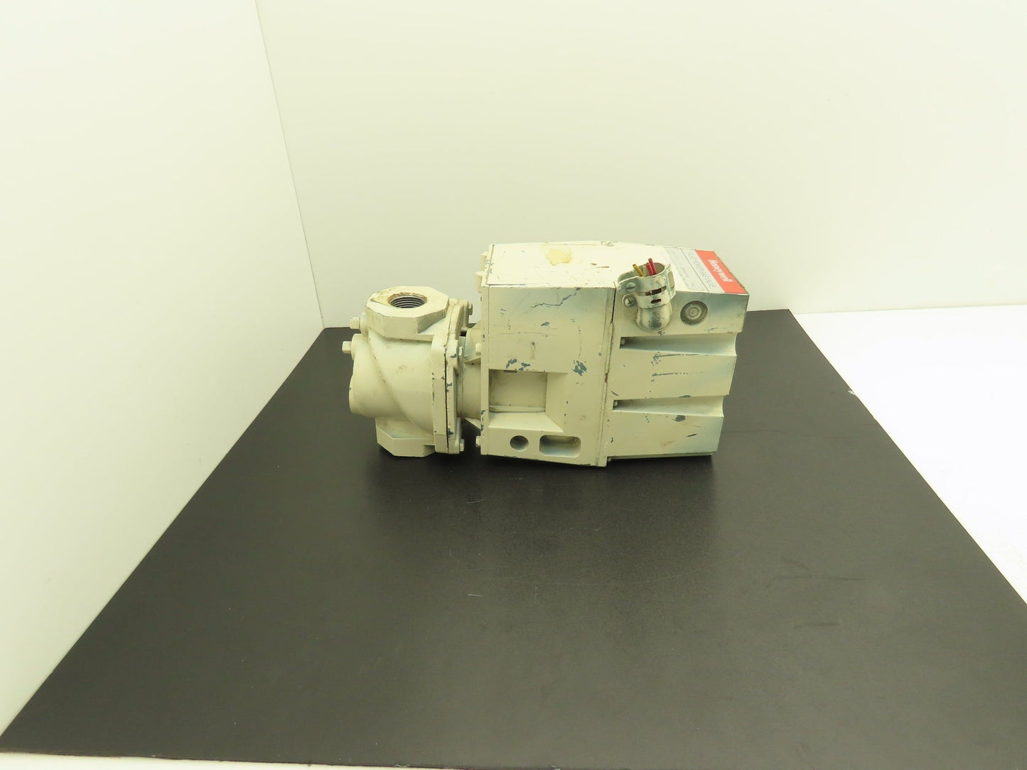 Honeywell V4055A 1031 3 Fluid Power Gas Valve On Off Actuator 120V 1" NPT 5 psi