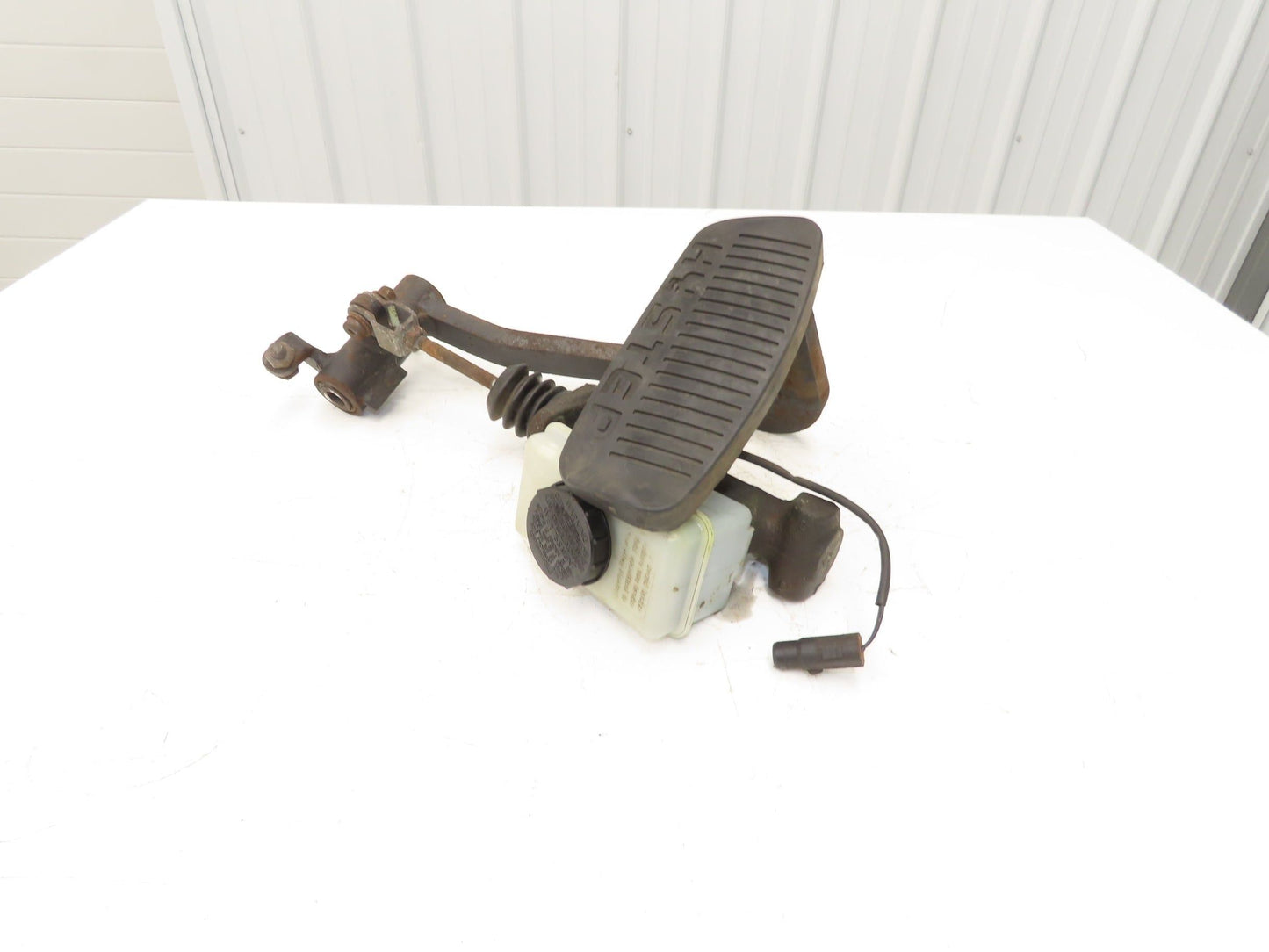 Hyster E60Z-33 Brake Pedal Master Cylinder Assembly