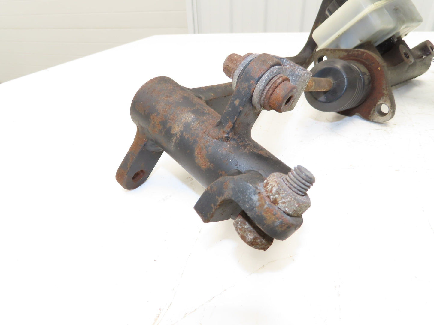 Hyster E60Z-33 Brake Pedal Master Cylinder Assembly