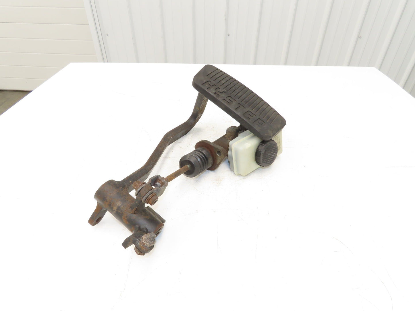 Hyster E60Z-33 Brake Pedal Master Cylinder Assembly