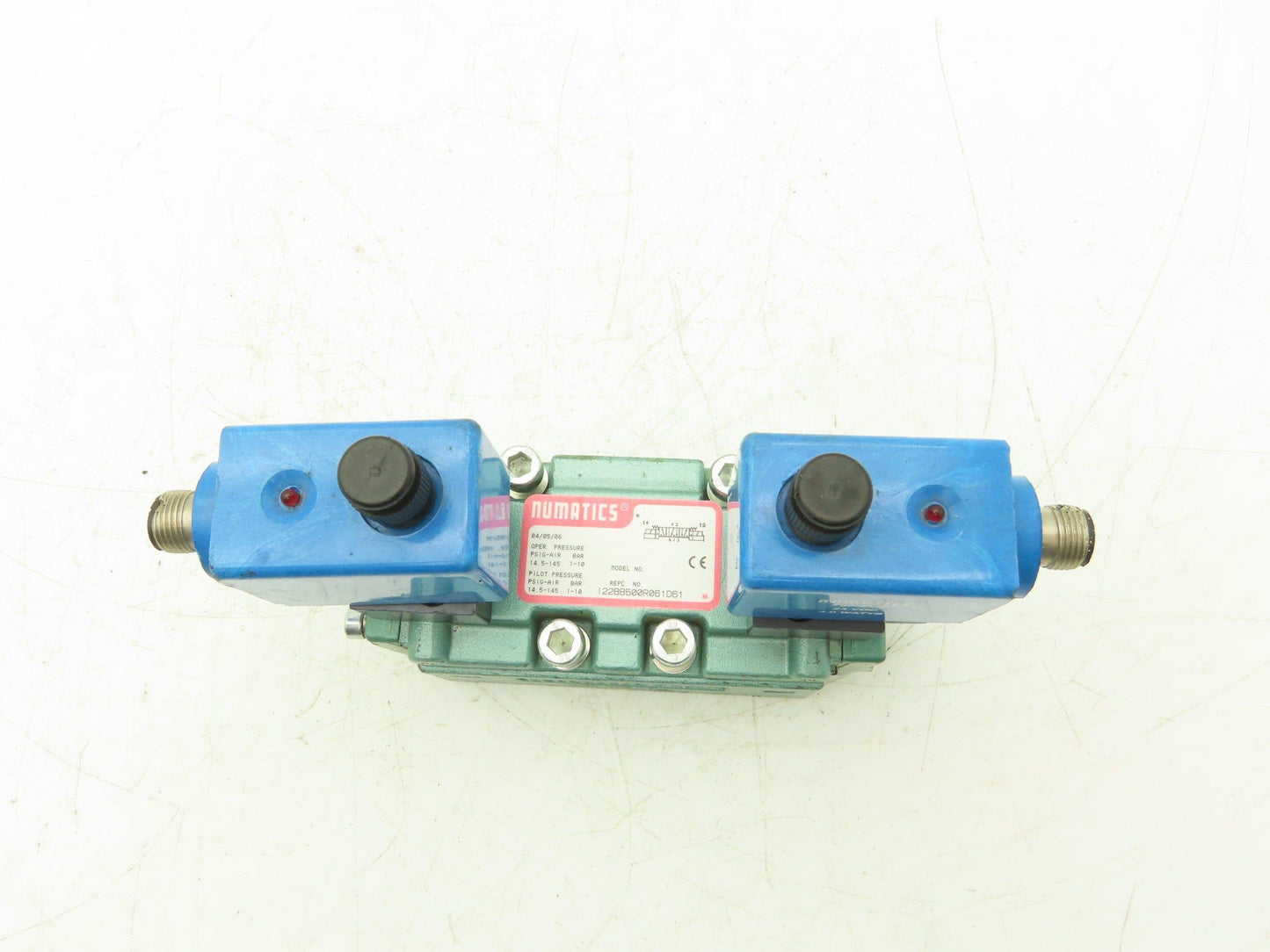 Numatics I22BB500R061D61 Pneumatic Dual Solenoid Valve 145psi 24VDC 5/3-way