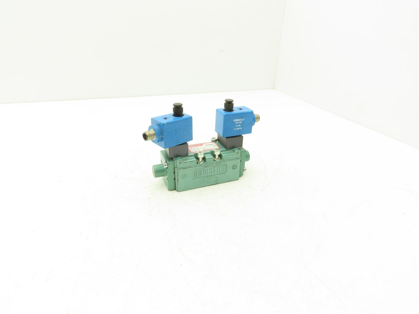 Numatics I22BB500R061D61 Pneumatic Dual Solenoid Valve 145psi 24VDC 5/3-way