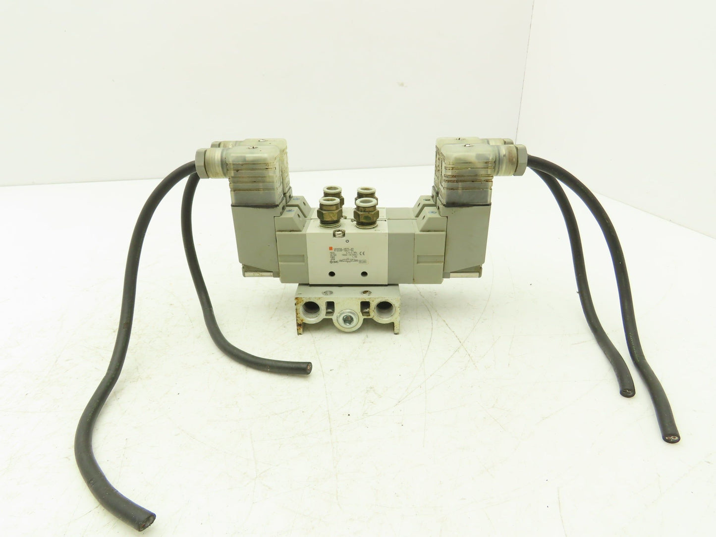 SMC VF3330-1DZ1-02 Pneumatic 4-Station Solenoid Valve Manifold 110VAC 4/5-way
