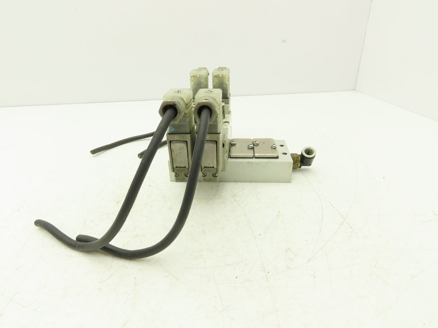 SMC VF3330-1DZ1-02 Pneumatic 4-Station Solenoid Valve Manifold 110VAC 4/5-way