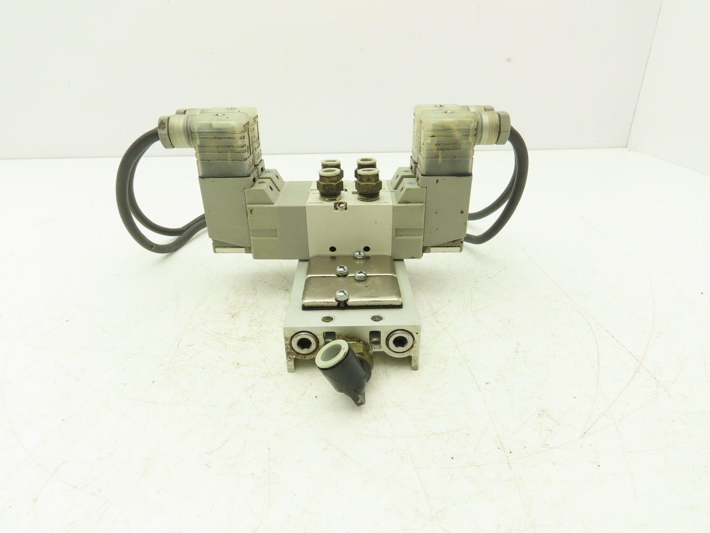 SMC VF3330-1DZ1-02 Pneumatic 4-Station Solenoid Valve Manifold 110VAC 4/5-way