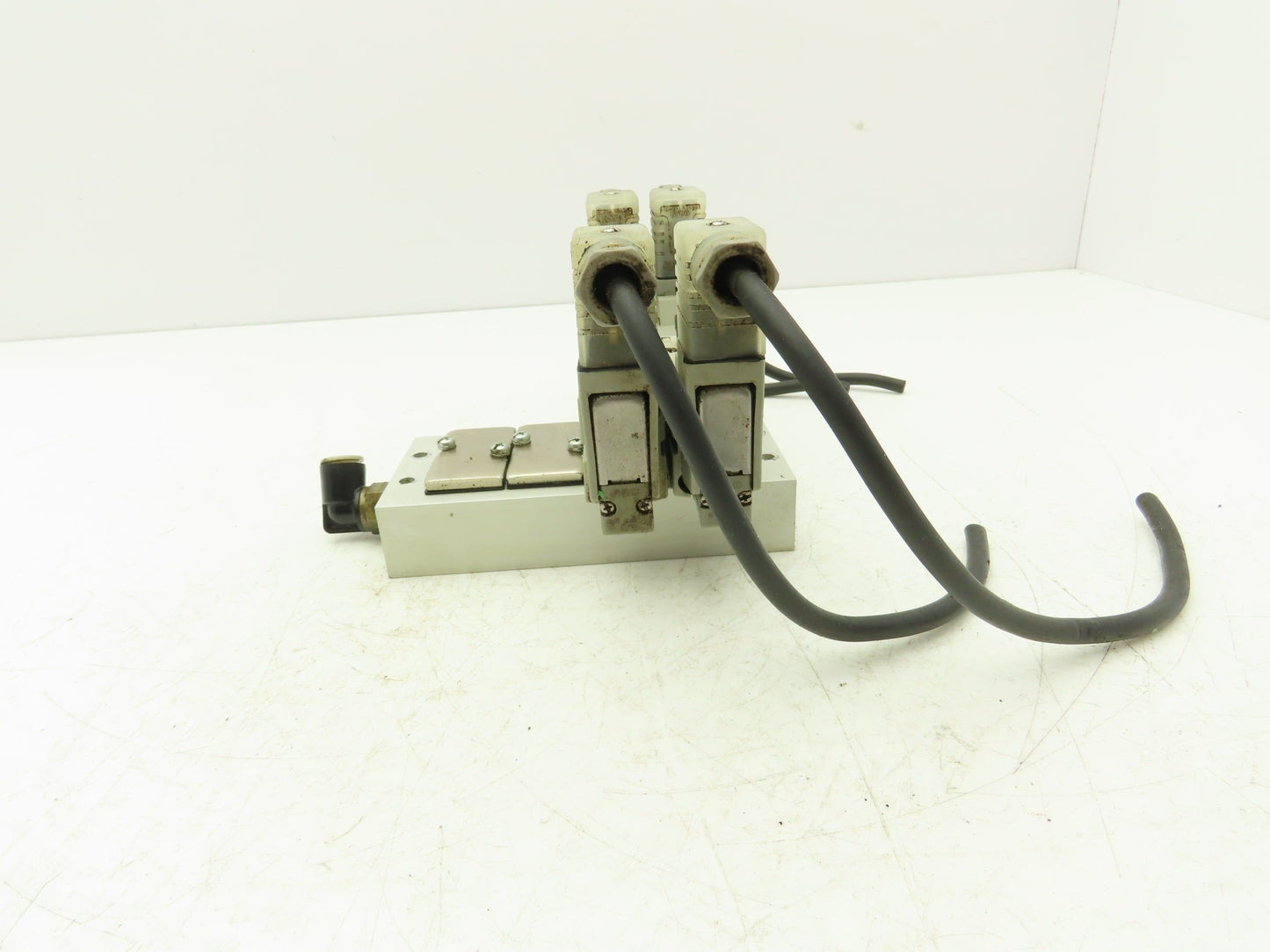 SMC VF3330-1DZ1-02 Pneumatic 4-Station Solenoid Valve Manifold 110VAC 4/5-way