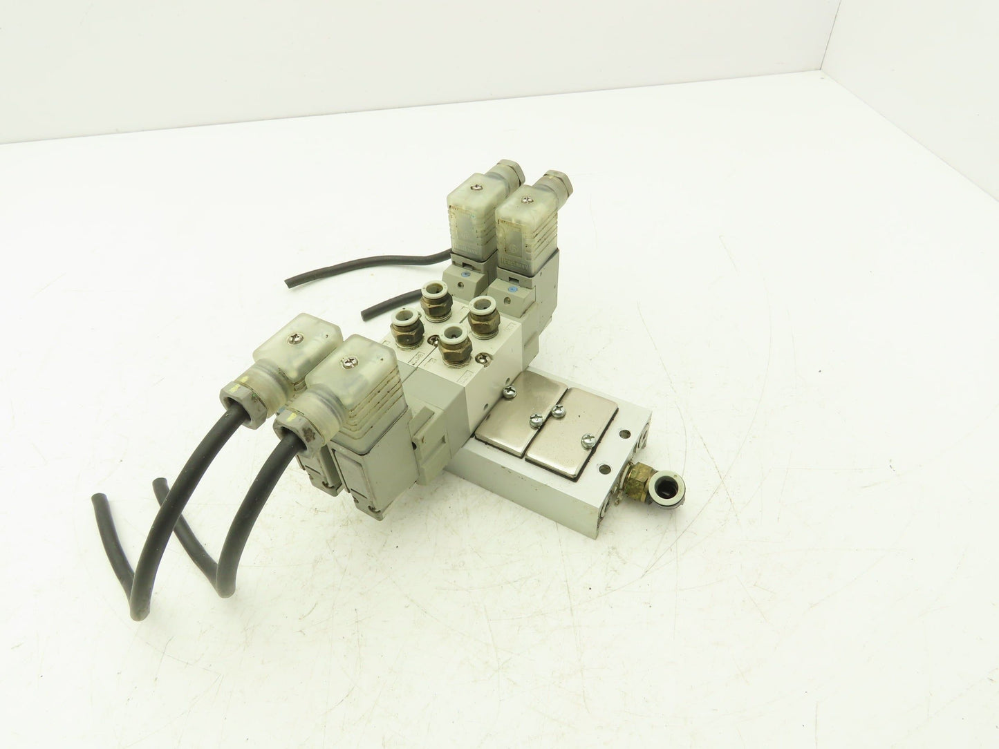 SMC VF3330-1DZ1-02 Pneumatic 4-Station Solenoid Valve Manifold 110VAC 4/5-way