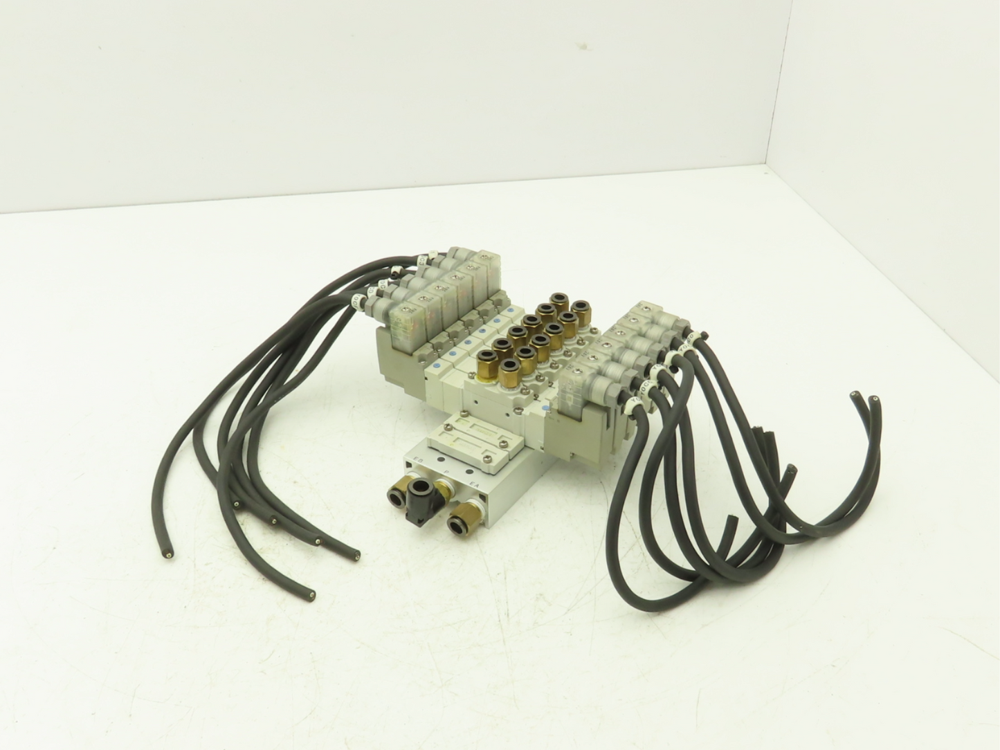 SMC SY5320-5DZ-01 Pneumatic 8-Station Manifold Assembly with 6 Valves 100psi 24V