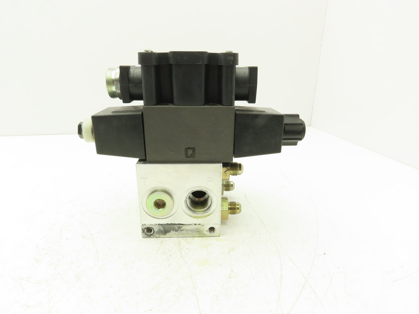 Parker D1VW008CNYCF Hydraulic Double Solenoid Control Valve 5000 psi 120V