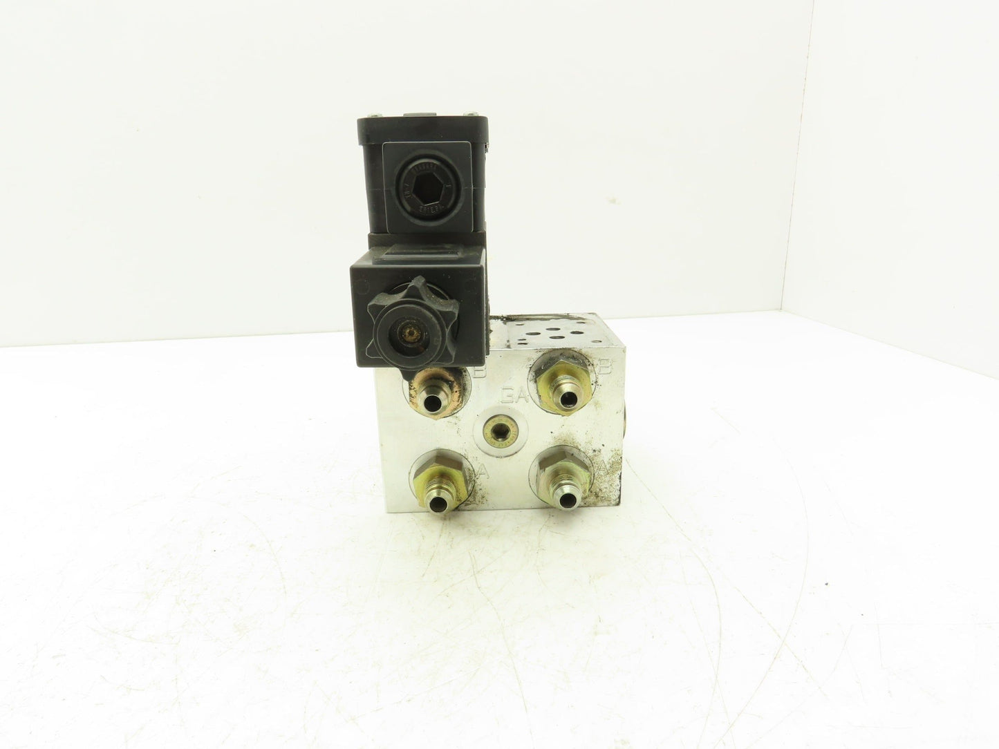 Parker D1VW008CNYCF Hydraulic Double Solenoid Control Valve 5000 psi 120V