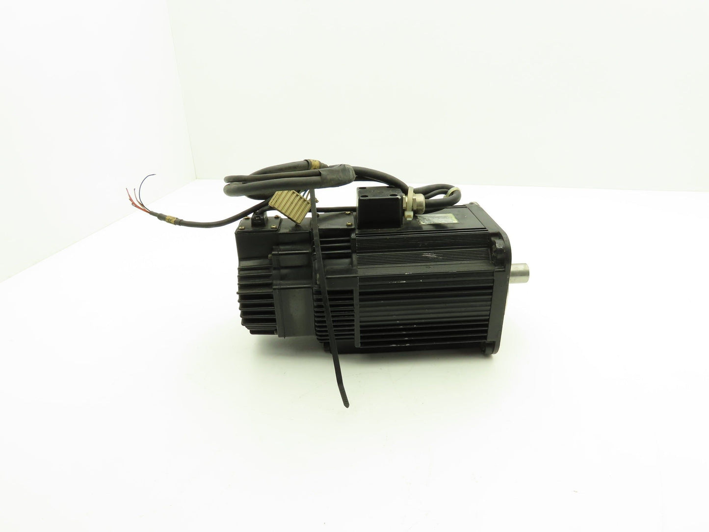 Yaskawa SGMGH-13A2A-YR23 AC Servo Motor 1300W 8.34Nm 1500 RPM Encoder