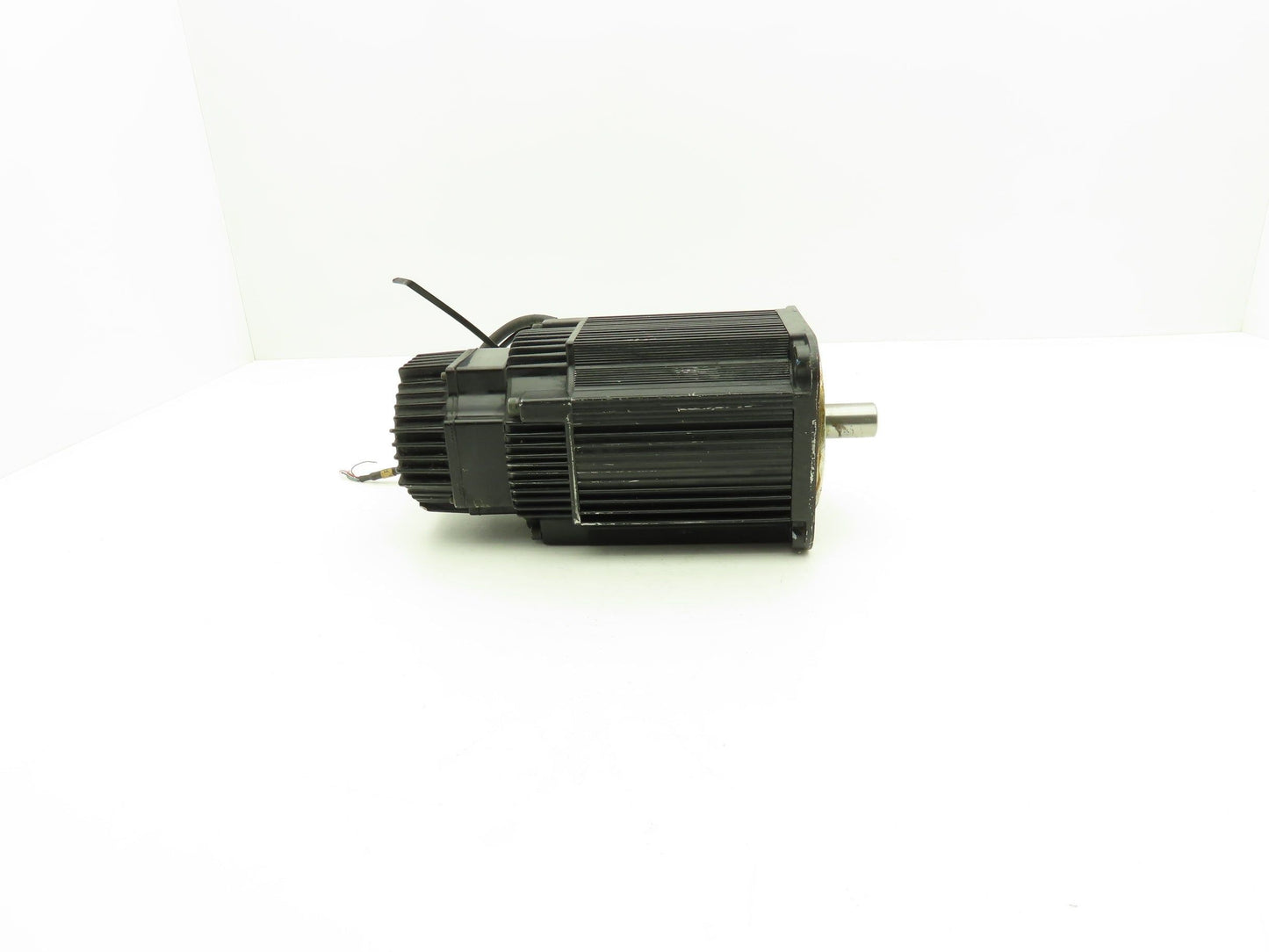 Yaskawa SGMGH-13A2A-YR23 AC Servo Motor 1300W 8.34Nm 1500 RPM Encoder