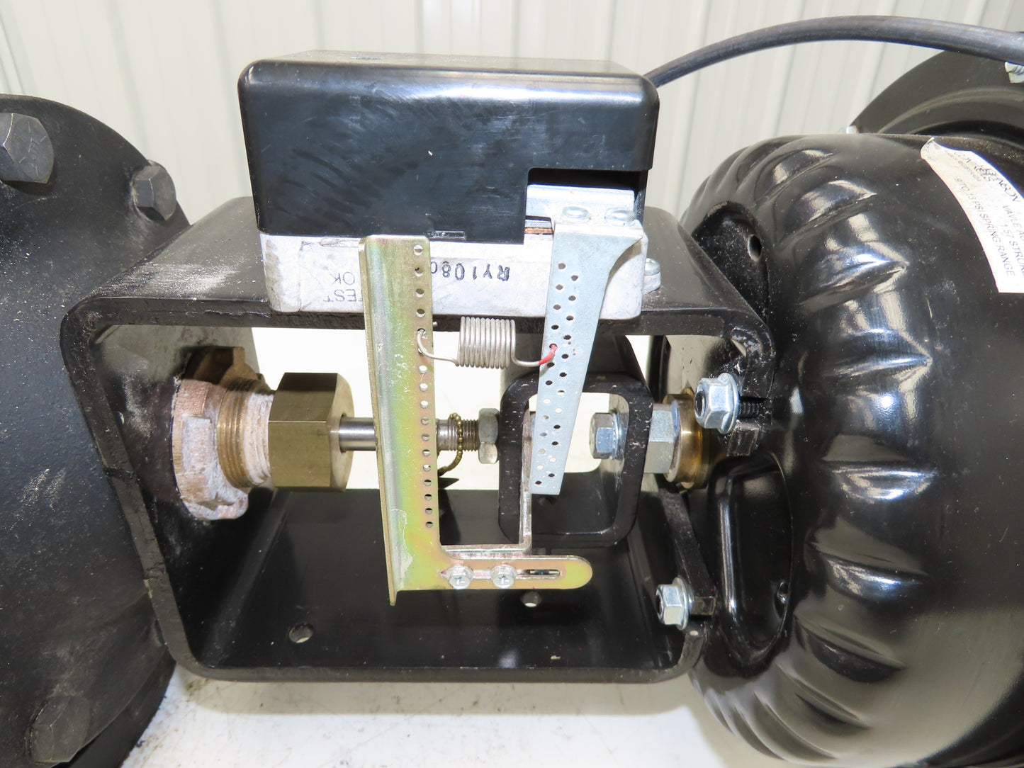 Johnson Controls VG2831WN+867E01 3-Way Globe Valve 5" Flanged Pneumatic Actuator