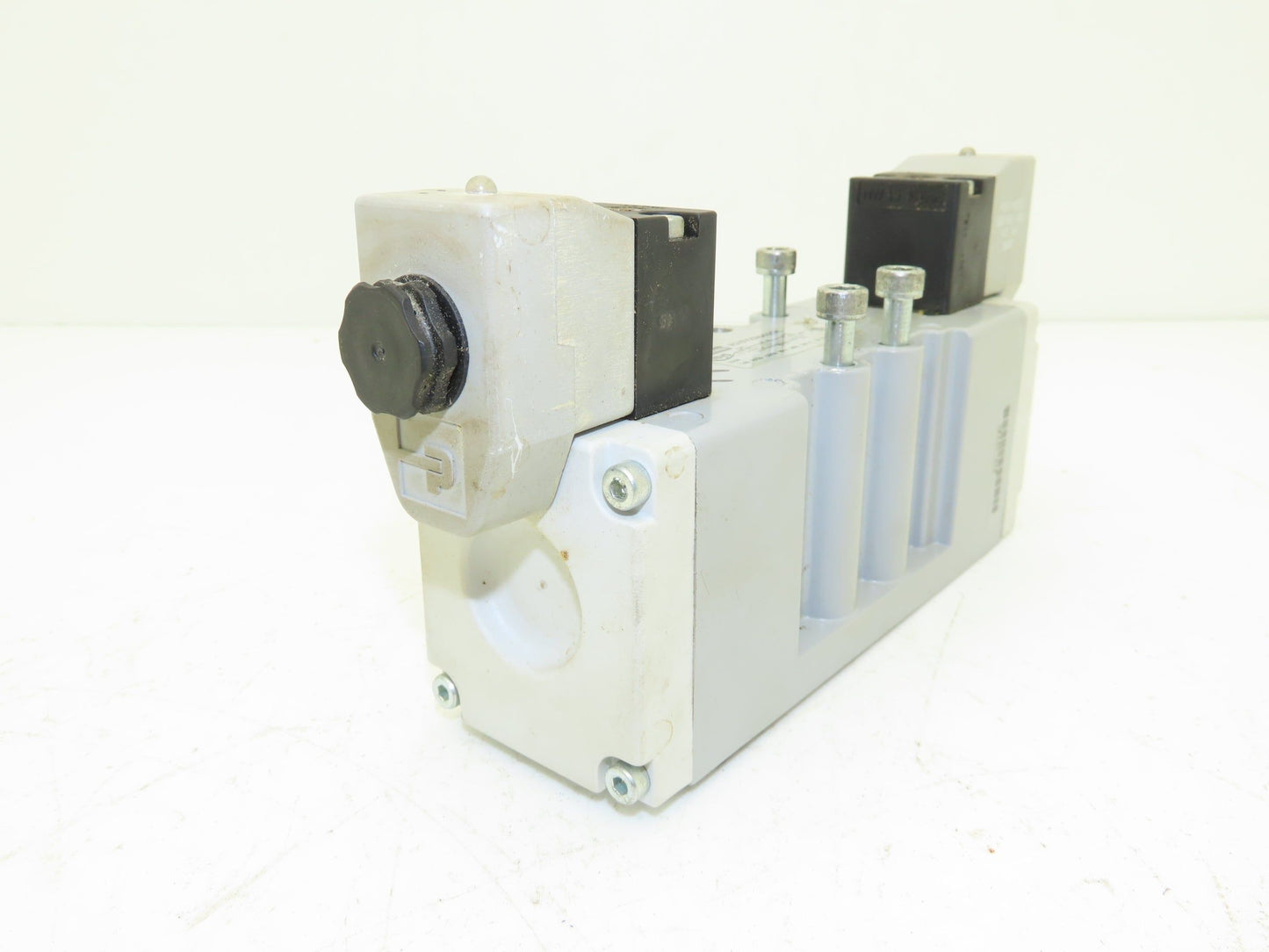 Parker H26VXBG023C Pneumatic Air isys Solenoid Valve 120v 60hz Coil 145psig