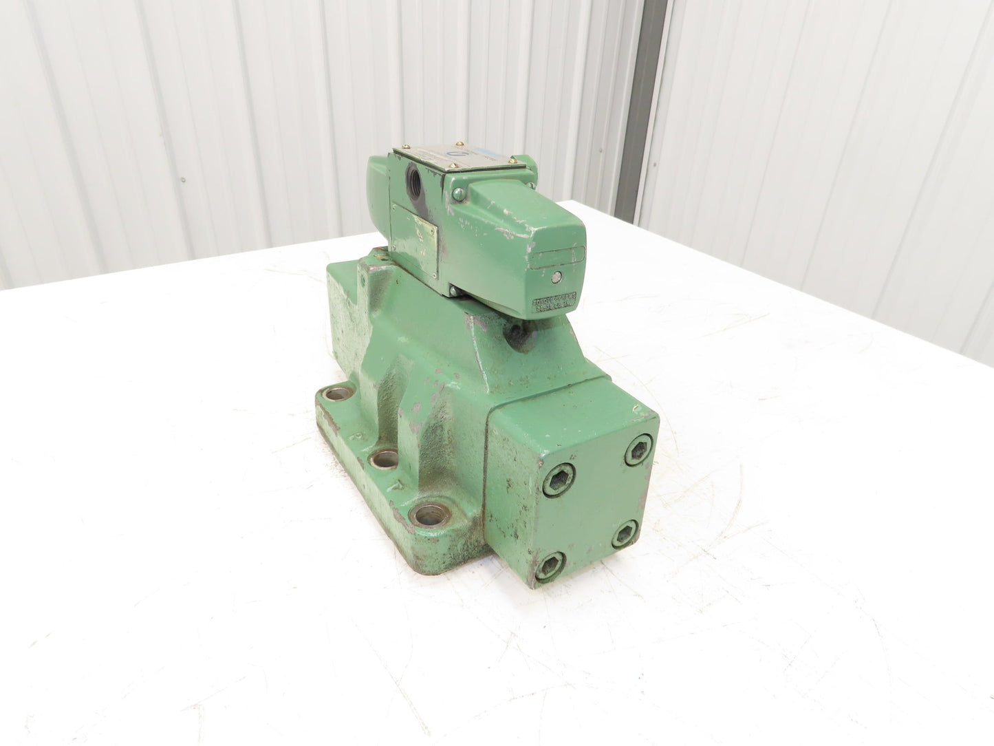 Vickers DG4S4 016C 50 Directional Solenoid Valve 115V CETOP 10 Base