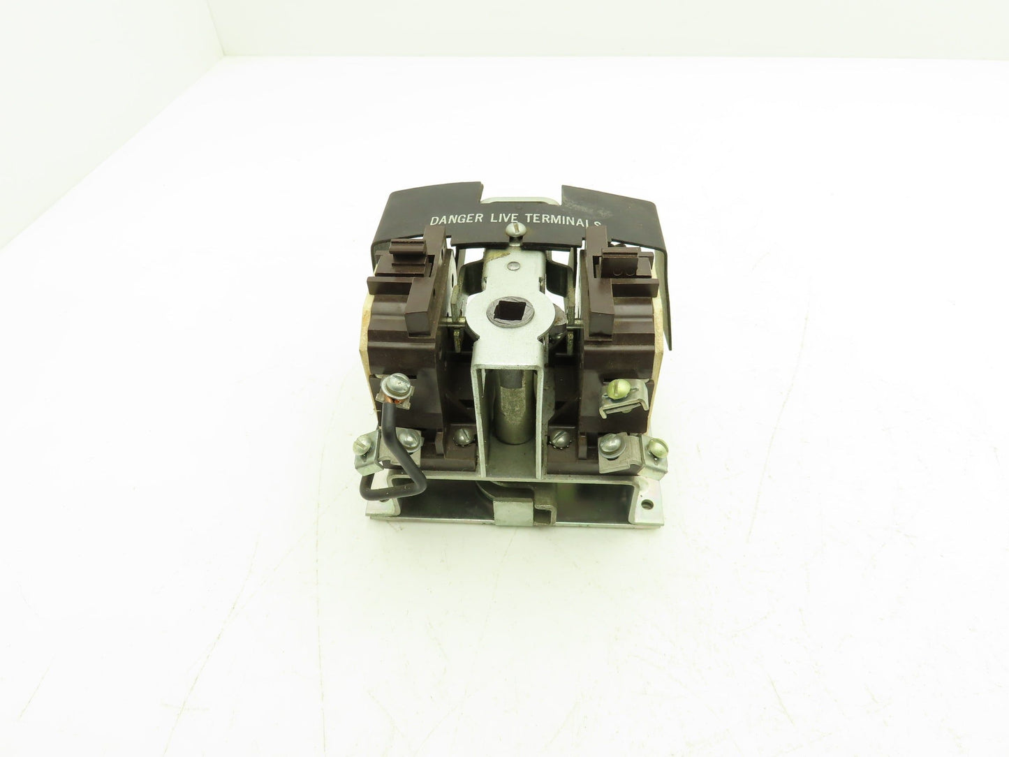 Cuttler Hammer 10904H2A Disconnect Switch 30A 600VAC 25HP 3PH Non Fused