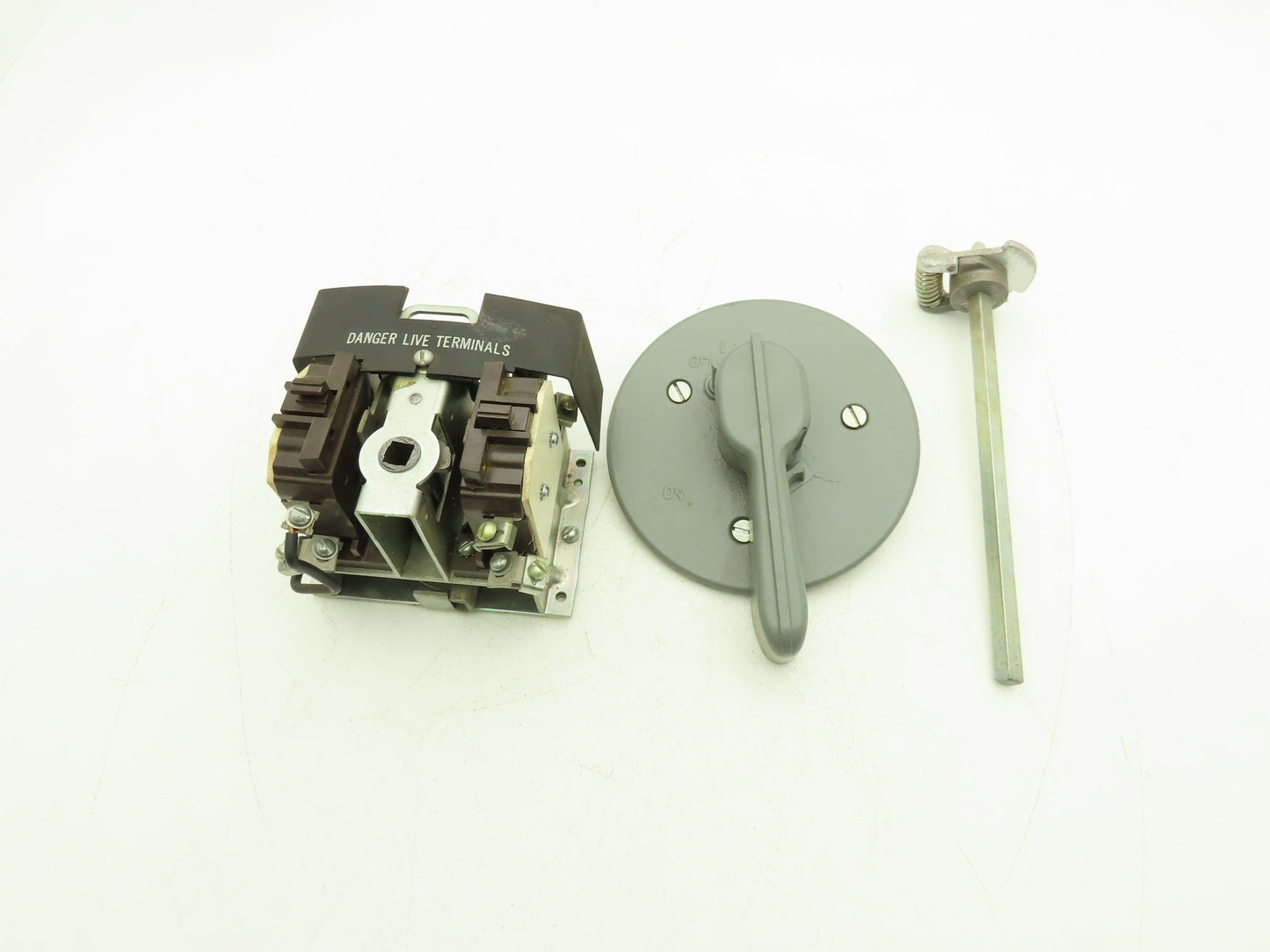 Cuttler Hammer 10904H2A Disconnect Switch 30A 600VAC 25HP 3PH Non Fused