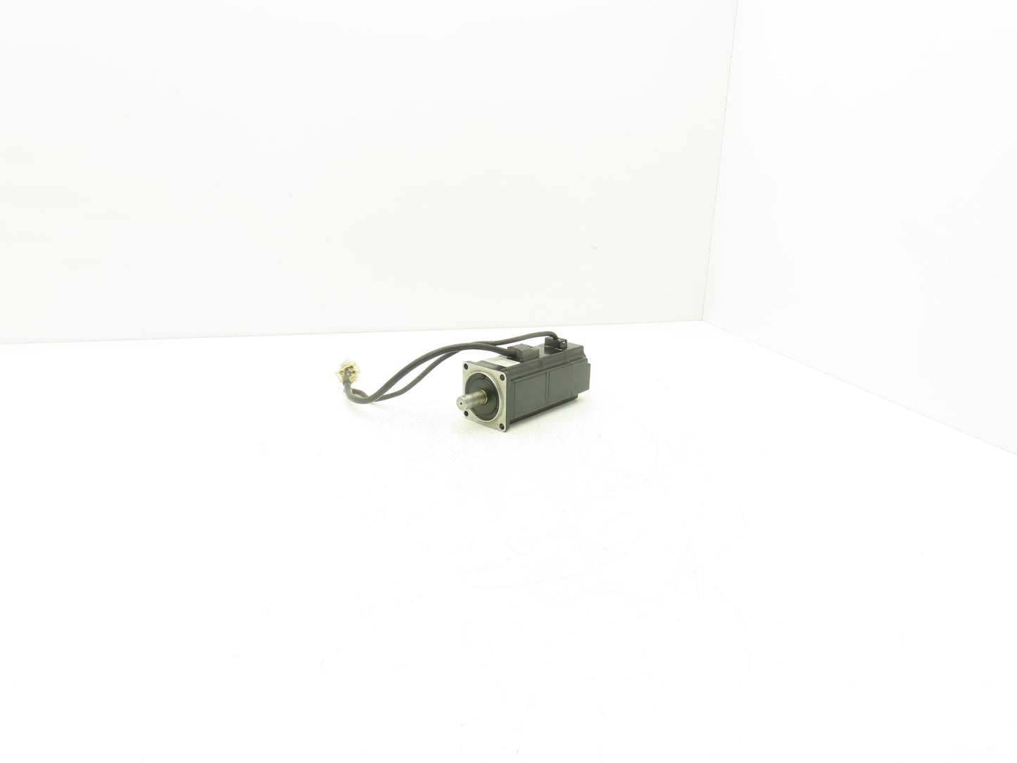 Yaskawa SGMAH-02AAA2C-Y2 AC Servo Motor 200W 200V 3000RPM