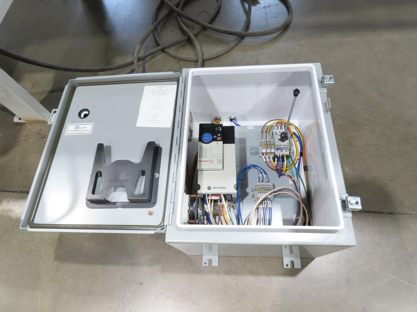 Hytrol HSSHD 37"x 50' Incline Belt Conveyor 7.5Hp 3PH Center Drive 114fpm 9' 5"H