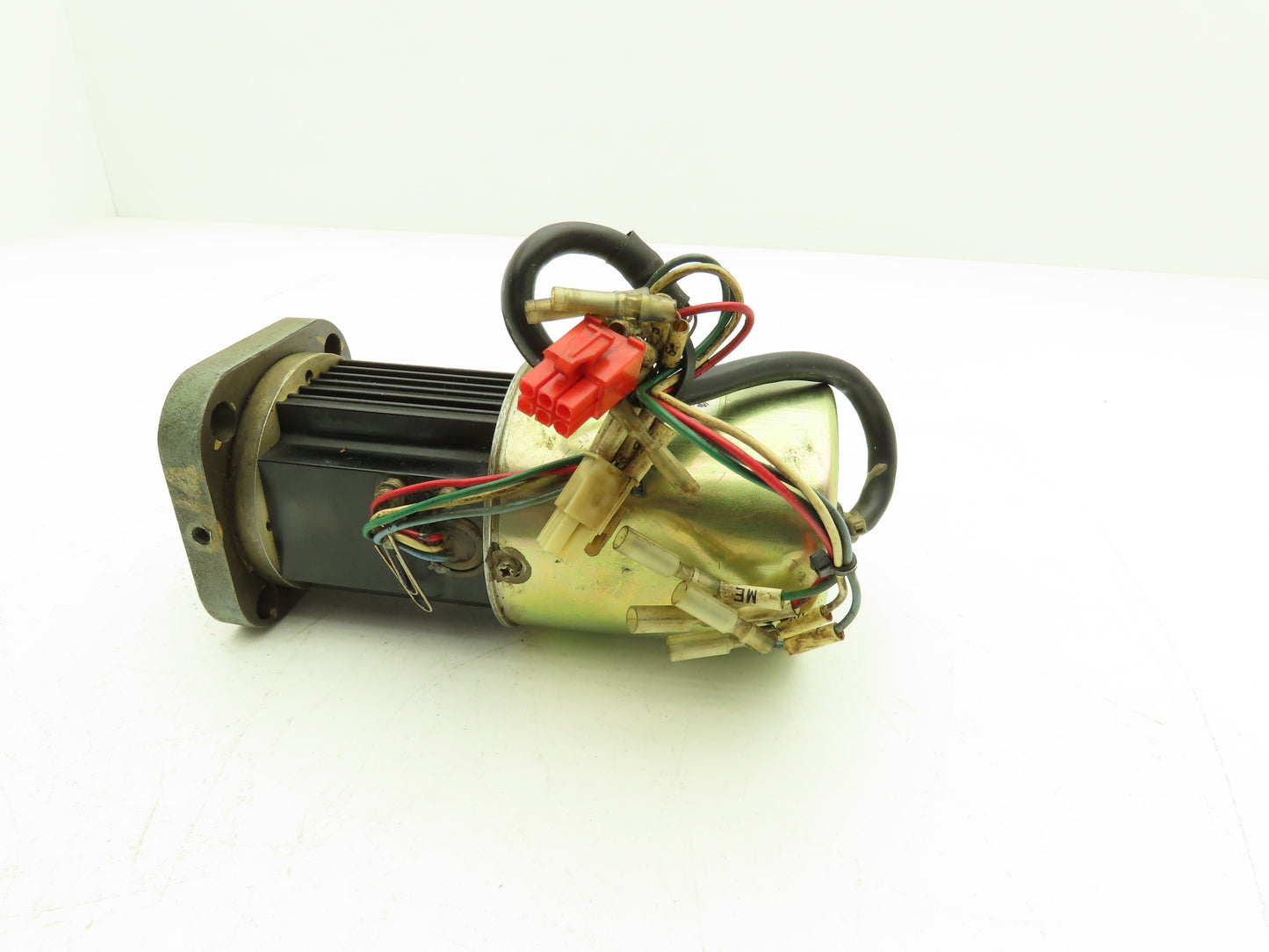 Yaskawa USAREM-01YRW11 AC Servo Motor 3000rpm 110W 1.1A 0.35Nm