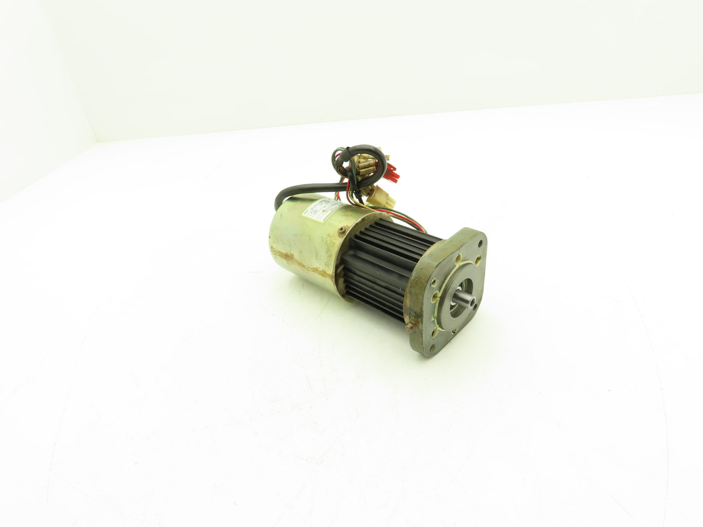 Yaskawa USAREM-01YRW11 AC Servo Motor 3000rpm 110W 1.1A 0.35Nm