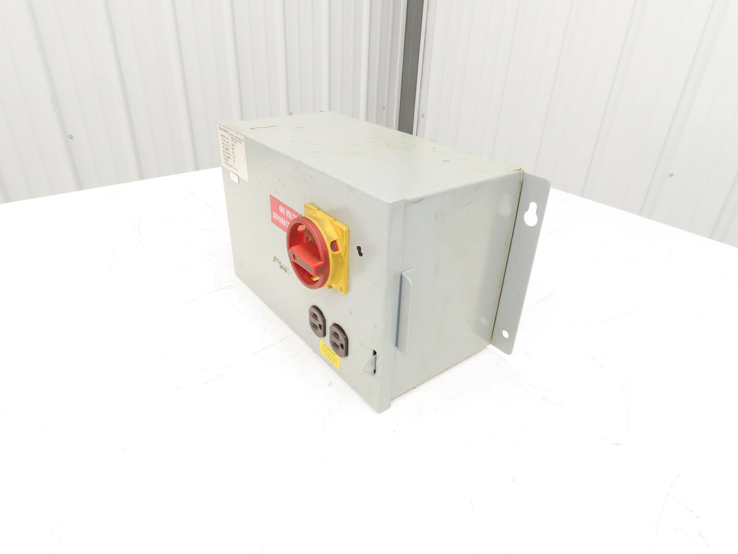 Daykin LTFS-15 Stepdown Power Transformer 3000VA HV 480 LV 120 Outlet 6.5A