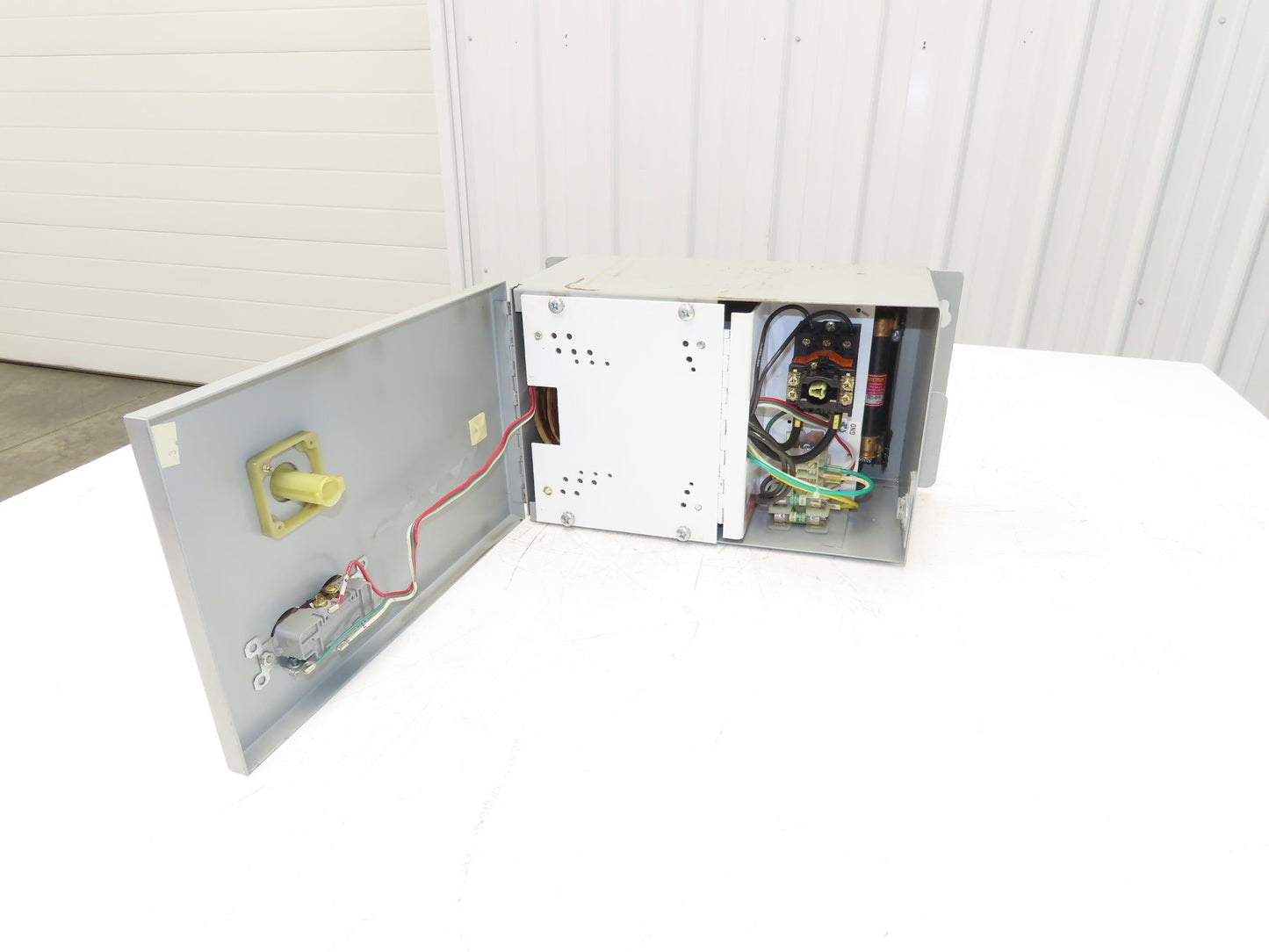 Daykin LTFS-15 Stepdown Power Transformer 3000VA HV 480 LV 120 Outlet 6.5A