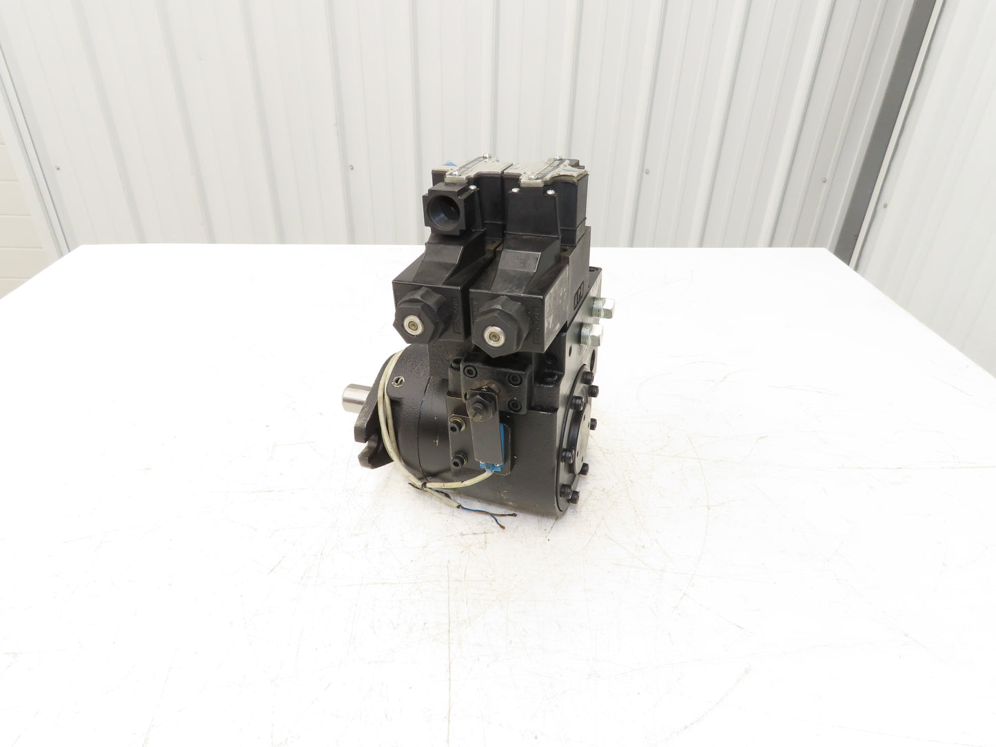 Daikin  EDM 116A-1V0-3-20-L-825 Hydraulic Motor w/Solenoid Valve Control 115V