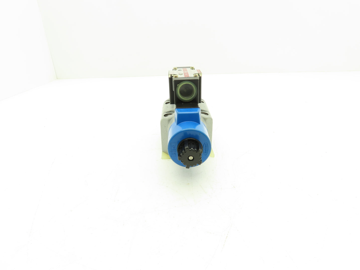 Toyooki Kogyo HD3-2S-KCP-03A-LYD2 Hydraulic Directional Solenoid Valve 24VDC