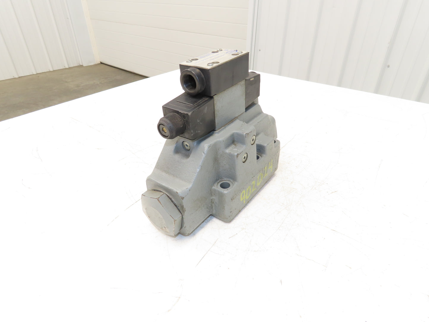 Continental Hydraulics Hydraulic Pilot Operated Directional Valve 120V 60Hz